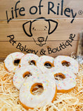 Bild in Galerie-Betrachter laden, Pawty Ring - Iced Dog Doughnut Treat Biscuit
